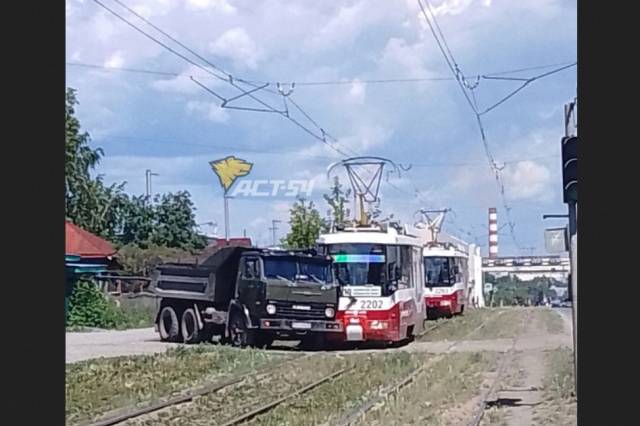 В Ленинском районе Новосибирска КАМАЗ столкнулся с трамваем