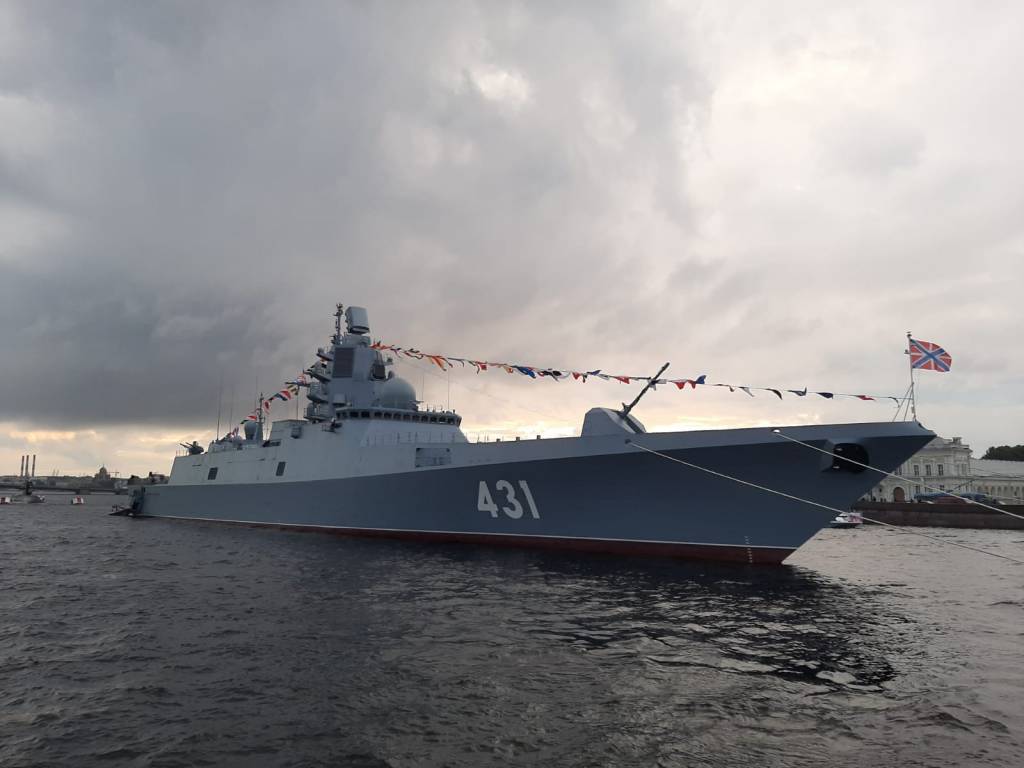 В Новосибирске на Михайловской набережной проходит празднование дня ВМФ