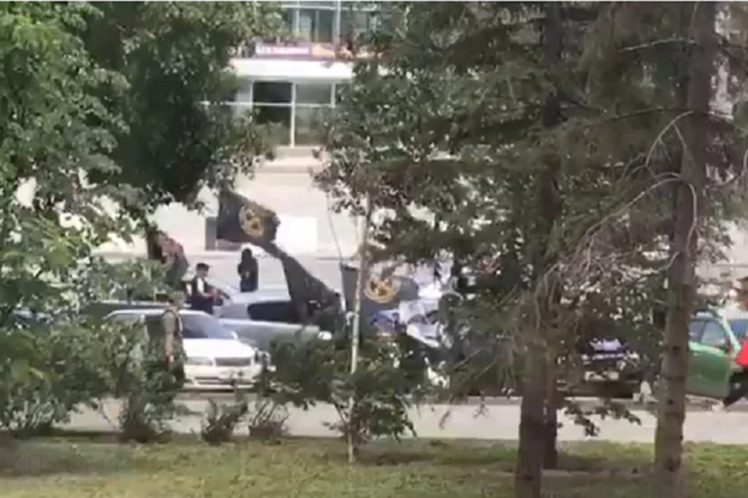 В Новосибирске на улице заметили десятки машин с флагами ЧВК «Вагнер»