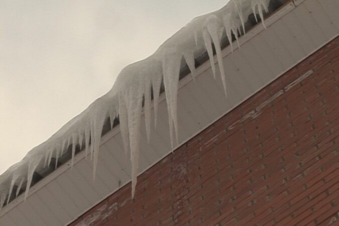 В Новосибирске специалист УК получила условный срок за падение наледи на ребёнка