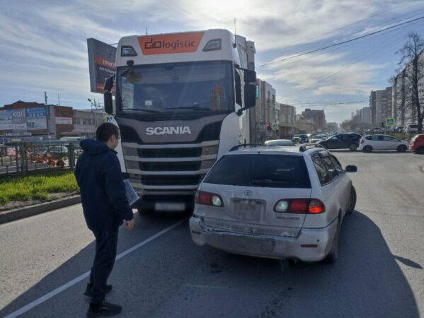 В Бердске фура не вписалась в поворот и столкнулась с иномаркой