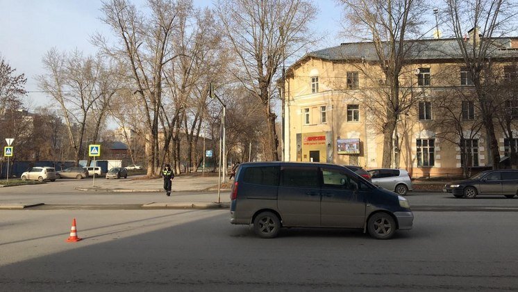 На пешеходном переходе в Новосибирске водитель «Nissan» сбил 12-летнюю девочку