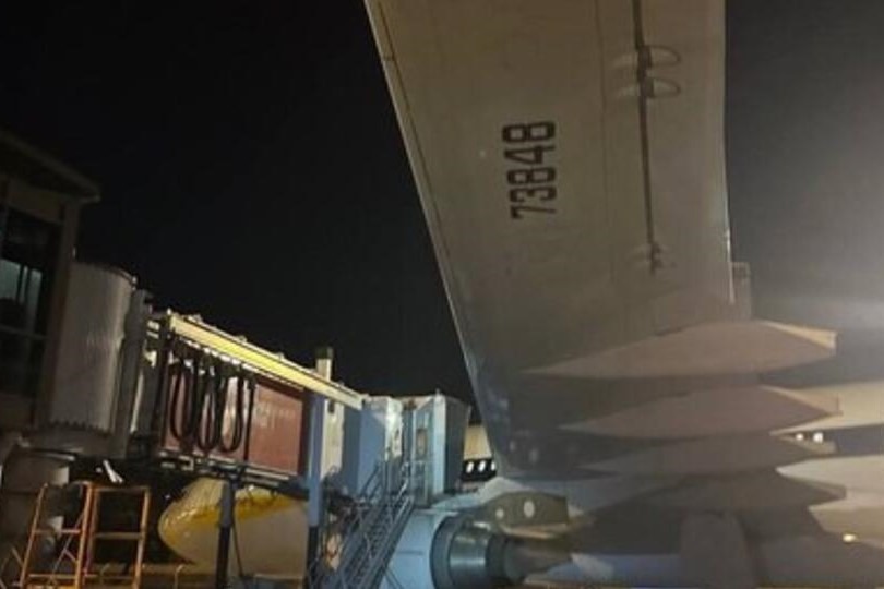 Борт для рейса «Сочи – Новосибирск» заменят после столкновения самолета с трапом