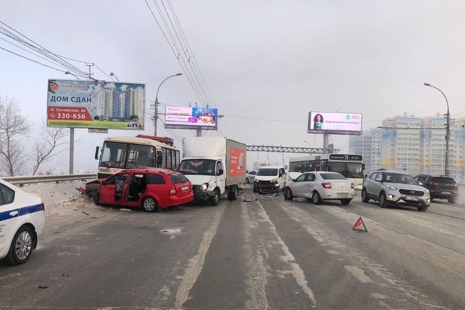 Водитель госпитализирован: появились подробности массового ДТП на Димитровском мосту в Новосибирске