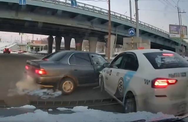 В Новосибирске иномарка столкнулась с такси на дороге с неработающим светофором