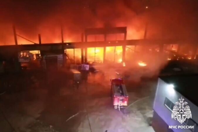 В Новосибирске масштабный пожар в промзоне на Тюменской тушили всю ночь