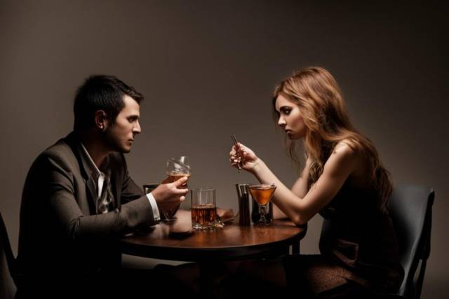 «Напоил и ограбил»: в Новосибирске «кавалер» с сайта знакомств похитил у женщины сумку с деньгами и золотом