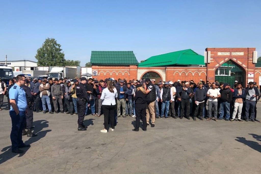 Новосибирец поселил в своем доме 30 иностранцев