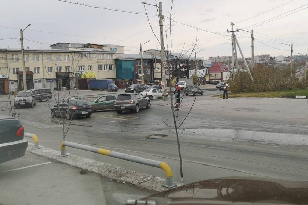 Протекающий колодец в Новосибирске стал причиной ДТП