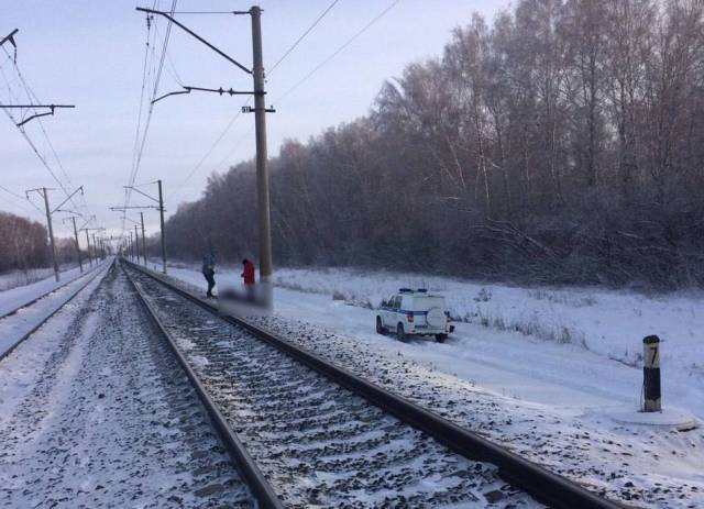 Под Новосибирском мужчина попал под поезд и погиб