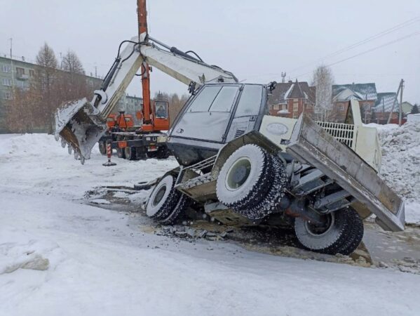В Бердске экскаватор провалился в яму после коммунальной аварии