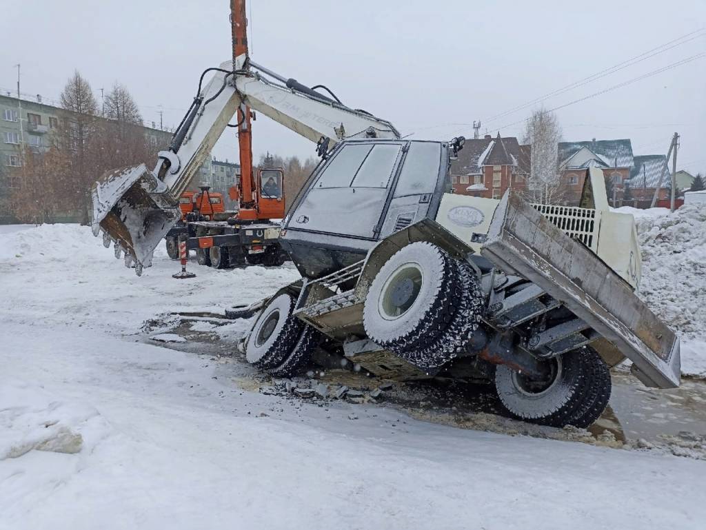 В Бердске экскаватор провалился в яму после коммунальной аварии
