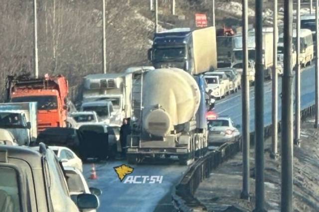 В Новосибирске на Бердском шоссе произошла массовая авария с участием 5 автомобилей