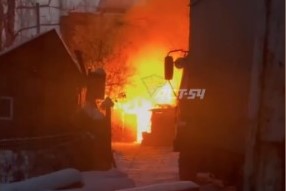 В Новосибирске возле Заельцовского парка горит частный дом