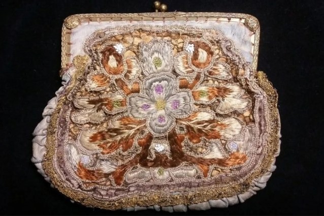 В Новосибирске женщина продает антикварную сумочку 19 века