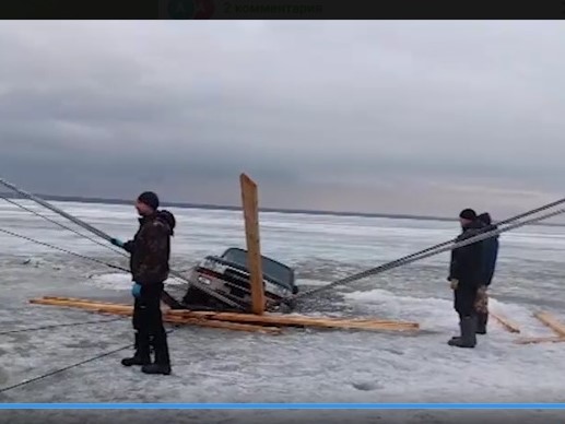 Провалившийся под лед  Land Cruiser пытаются спасти на Обском море