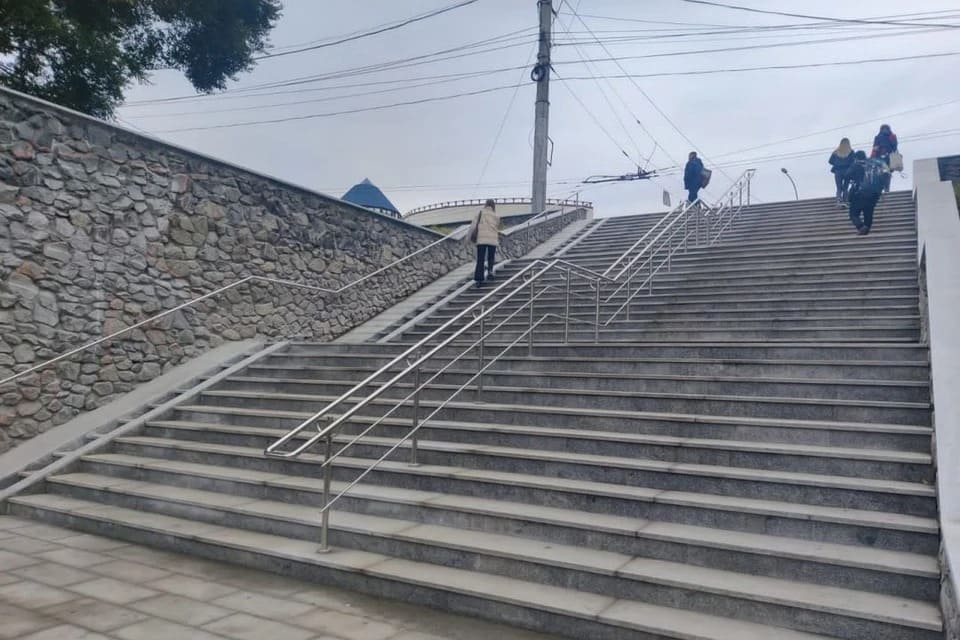 В Новосибирске завершили ремонт аварийной лестницы на Речном вокзале