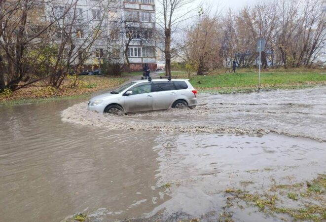 В Новосибирске после потопа у школы №186 очистили ливневку