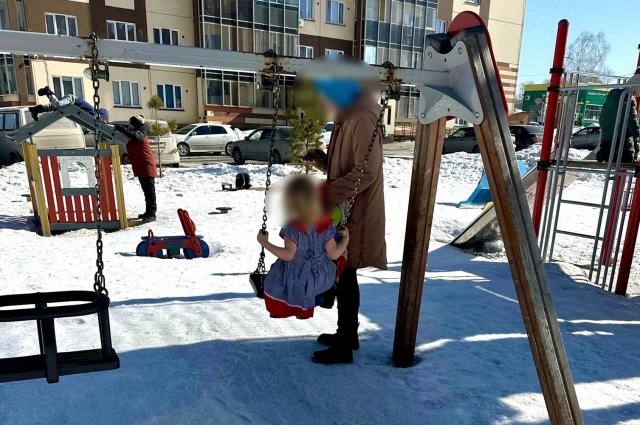 В Новосибирске гулявшую без верхней одежды девочку поместили в социальный центр