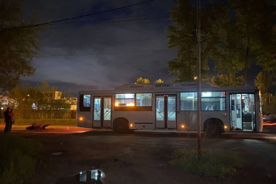 В Новосибирске юноша на мопеде врезался во встречный автобус