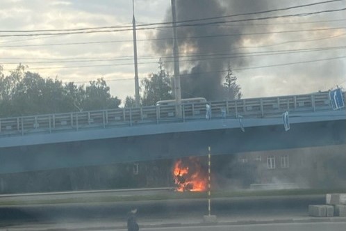 В Новосибирске на улице Обской сгорел грузовик