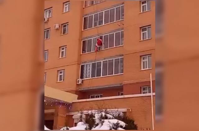 В Новосибирске мужчина в костюме Деда Мороза забрался в окно многоэтажки
