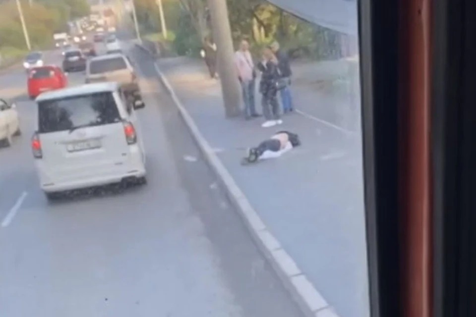 В Новосибирске на дороге заметили истекающего кровью мужчину