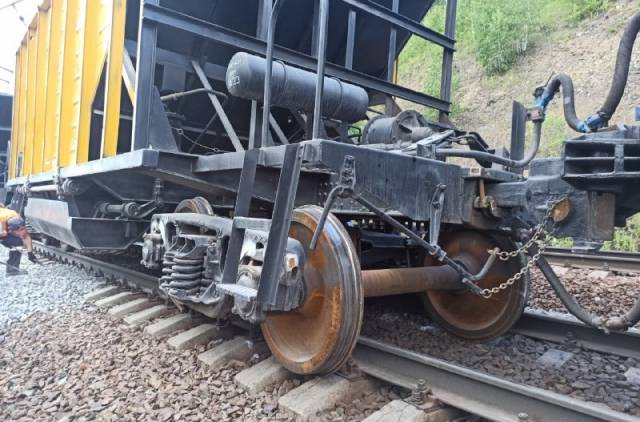В Новосибирской области сошел с путей вагон с щебнем