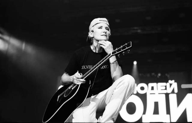 Губернатора Травникова попросили отменить концерт Дианы Арбениной