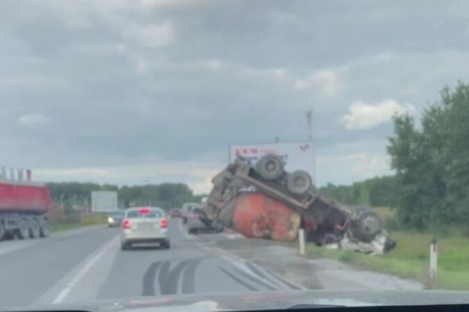 Под Новосибирском бетономешалка слетела в кювет и перевернулась на крышу