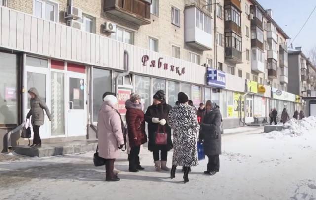 В Новосибирске сотрудники магазинов «Семейный ряд» месяцами не могут добиться расчета