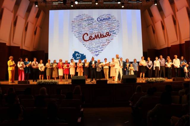 В Новосибирской области профессиональный праздник отметили 11 тысяч работников социальной сферы