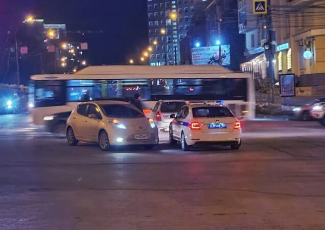 В Новосибирске столкнулись иномарка и электромобиль Nissan