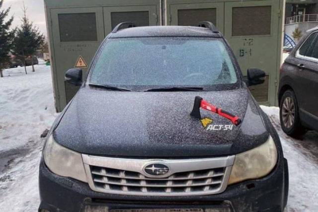 В Новосибирске прохожие воткнули топор в капот Subaru Forester