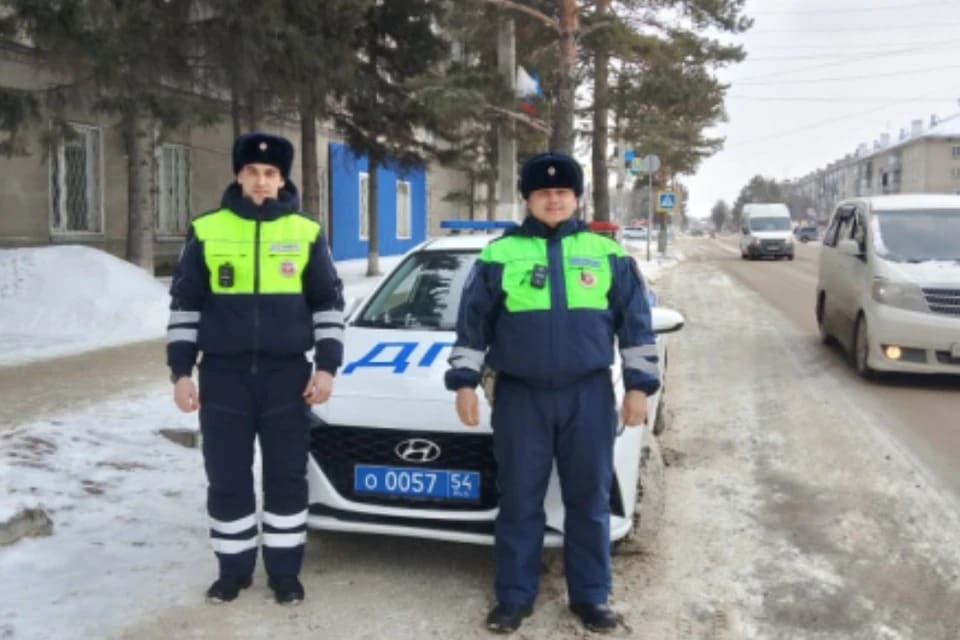 В Новосибирской области сотрудники ДПС спасли 16 пассажиров сломавшегося автобуса