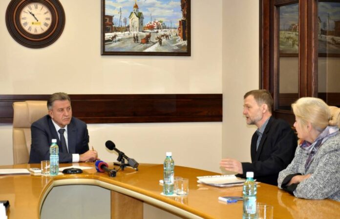 Спикер Заксобрания Андрей Шимкив встретился с новосибирскими пчеловодами