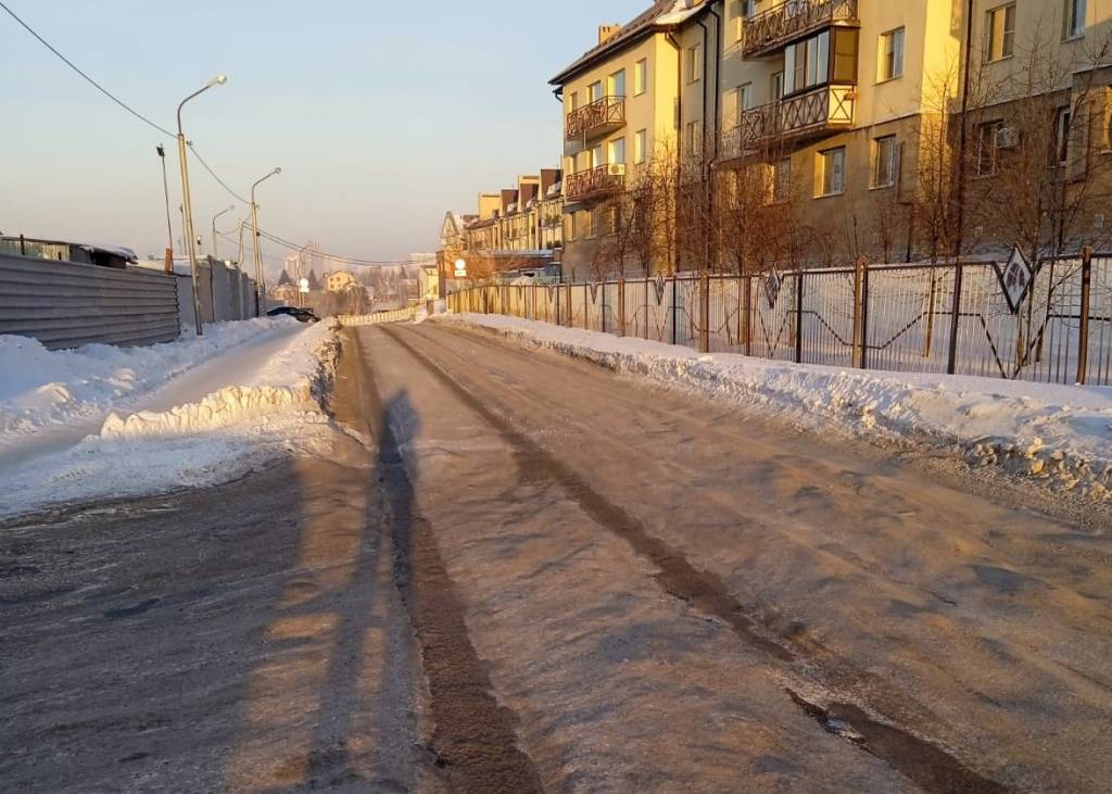 В Октябрьском районе Новосибирска на автодороге образовалась ледяная колея