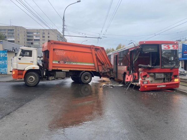 В Новосибирске мусоровоз врезался в пассажирский автобус маршрута №39