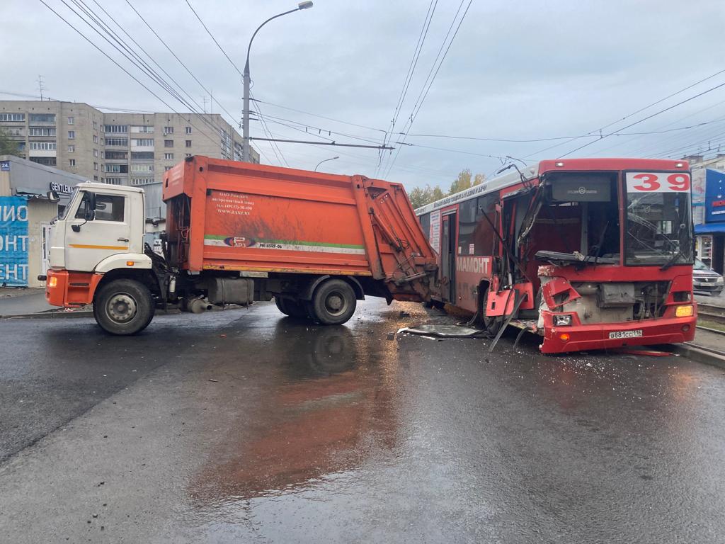 В Новосибирске мусоровоз врезался в пассажирский автобус маршрута №39