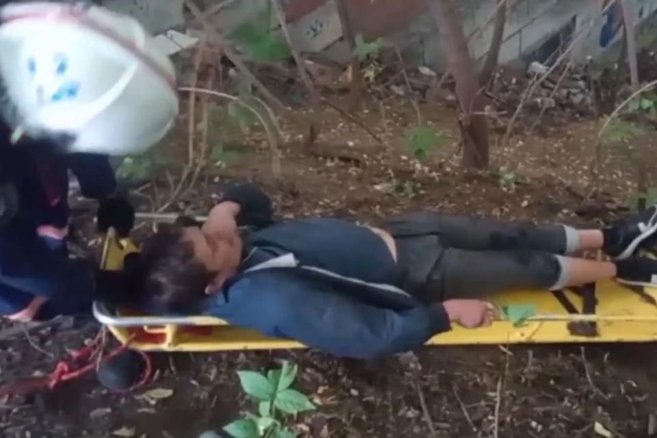 Мужчина сорвался в овраг и сломал бедро в Новосибирске