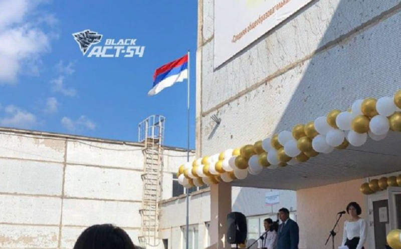 В Новосибирске провели школьную линейку с перевернутым флагом России