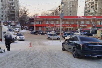 Иномарка без водителя сбила женщину в Новосибирске