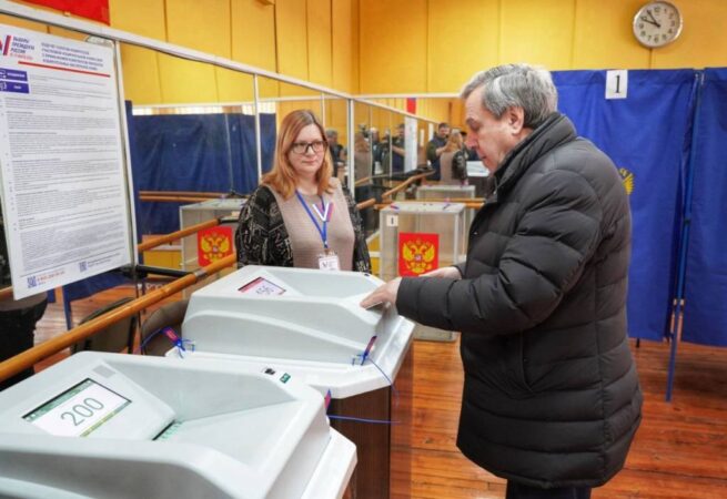 Сенатор Владимир Городецкий проголосовал на выборах президента России