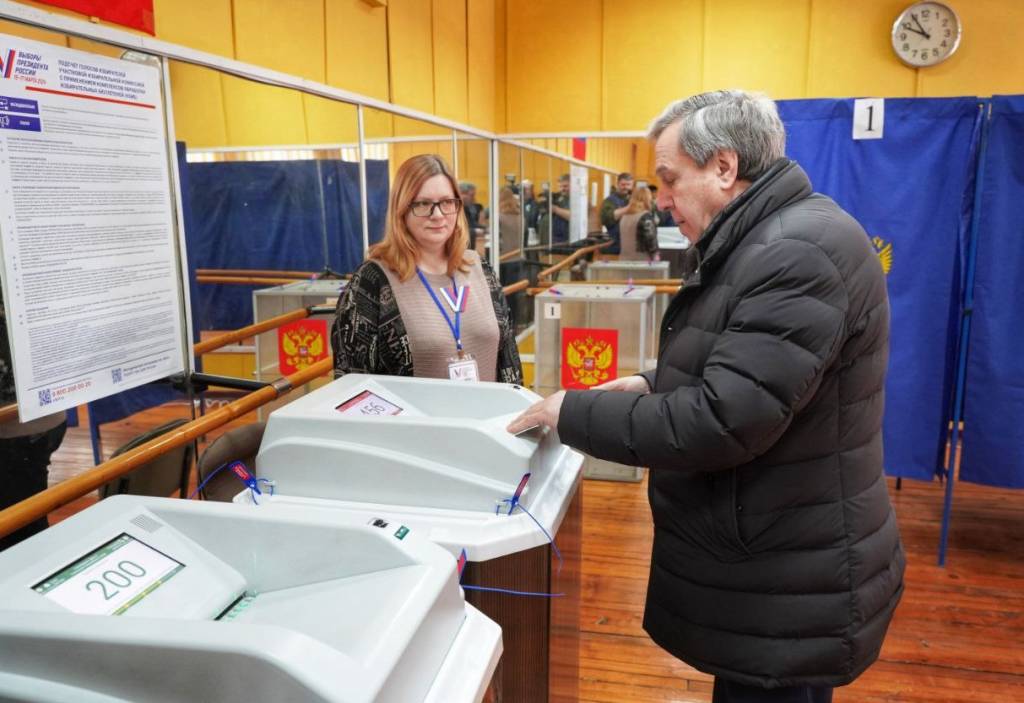 Сенатор Владимир Городецкий проголосовал на выборах президента России
