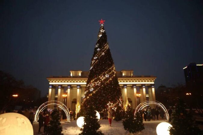 В Новосибирске украсили главную новогоднюю елку