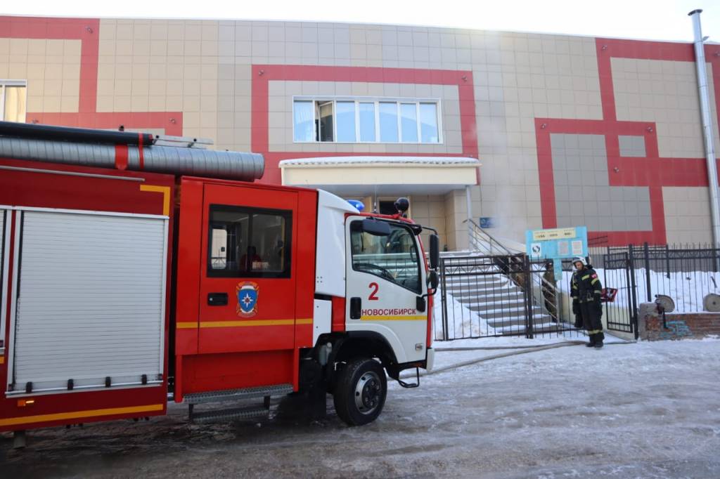 В Новосибирске возбудили уголовное дело из-за гибели сварщика при пожаре в гимназии №10