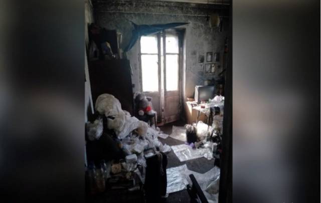 В Новосибирске приставы вынесли из захламленной квартиры пенсионера с черными ногами