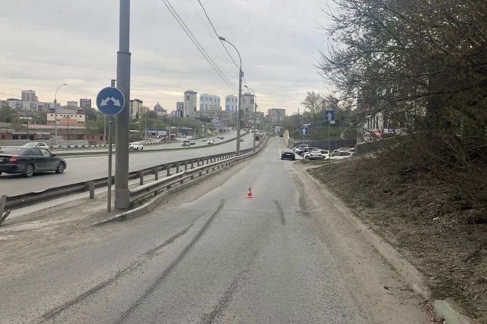 В Новосибирске водитель грузовика «Fuso» сбил 14-летнюю девочку