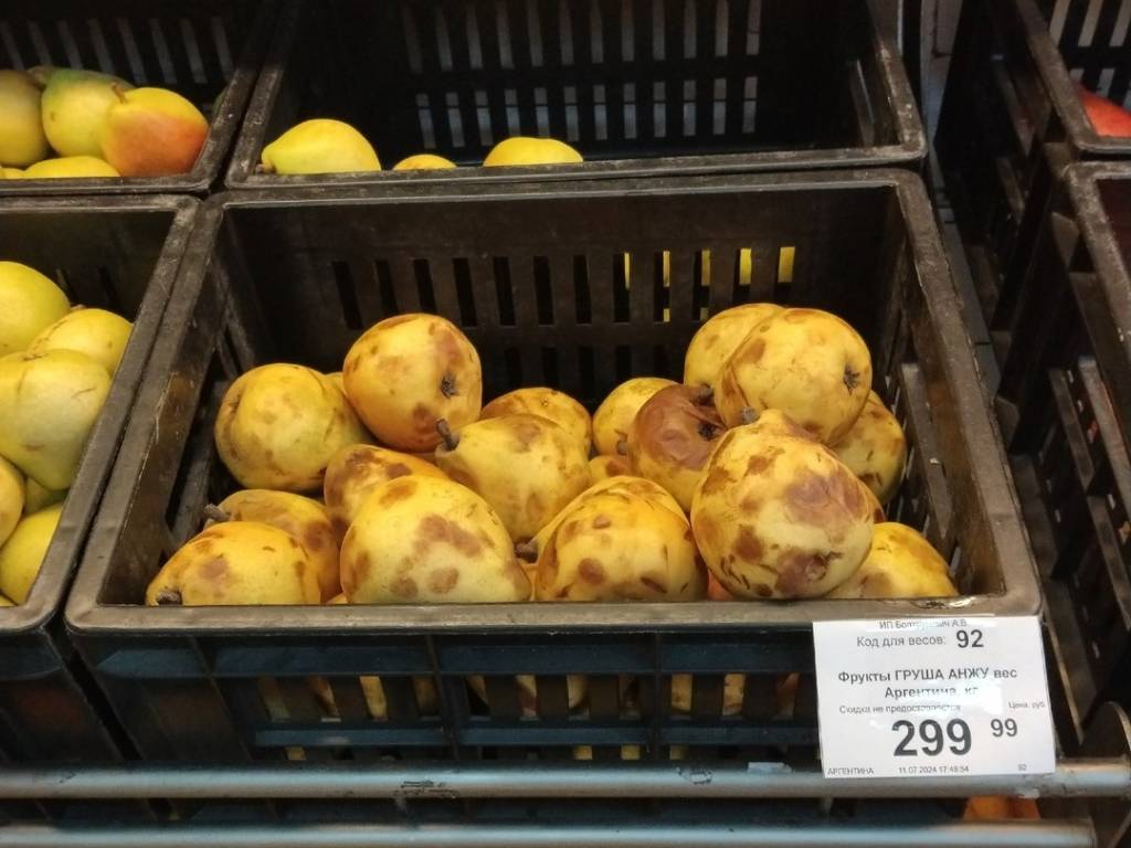 Жители Бердска возмутились гнилыми грушами по 300 рублей в местном магазине