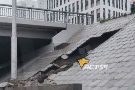 В Новосибирске дождь размыл опору моста над Иппордромской
